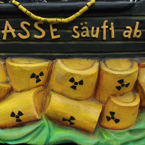 "Die Asse säuft ab" steht auf einem Wagen bei einem Anti-Atom-Protest