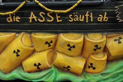 "Die Asse säuft ab" steht auf einem Wagen bei einem Anti-Atom-Protest