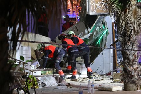 Großeinsatz auf Mallorca: Rettungskräfte durchsuchen die Trümmer des eingestürzten Lokals an der Playa de Palma.