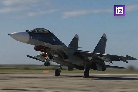 Die R-37M Vympel  ist unter einer Su-30SM montiert