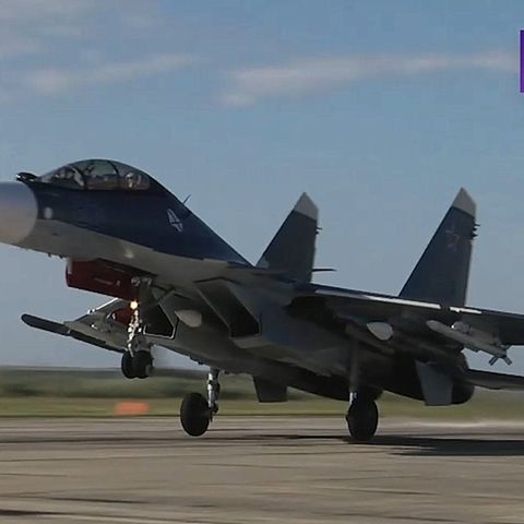 Die R-37M Vympel  ist unter einer Su-30SM montiert