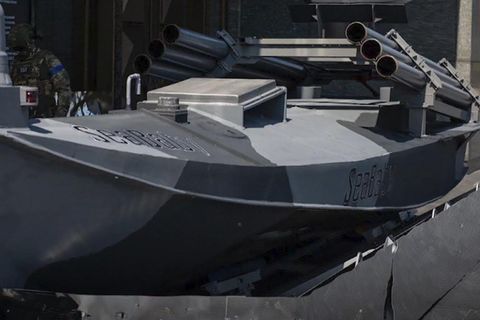 Ein Foto eines Kampfbootes mit Raketenwerfern