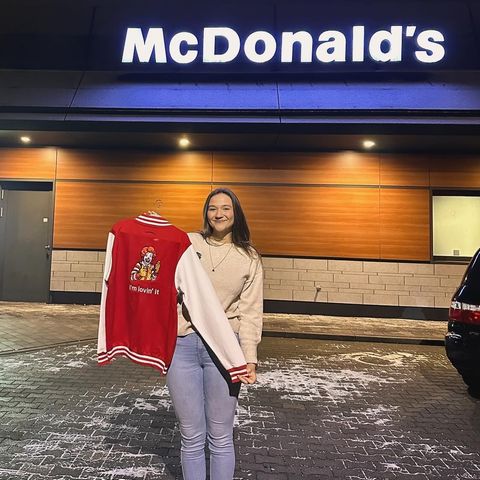 Seit Januar dieses Jahres handelt Lena Lind mit ihren selbst bestickten Jacken erstaunliche Deals aus