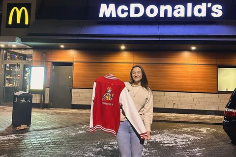 Seit Januar dieses Jahres handelt Lena Lind mit ihren selbst bestickten Jacken erstaunliche Deals aus