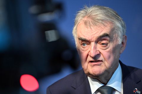 Herbert Reul spricht zu Journalisten und wird dabei von einer Kamera gefilmt