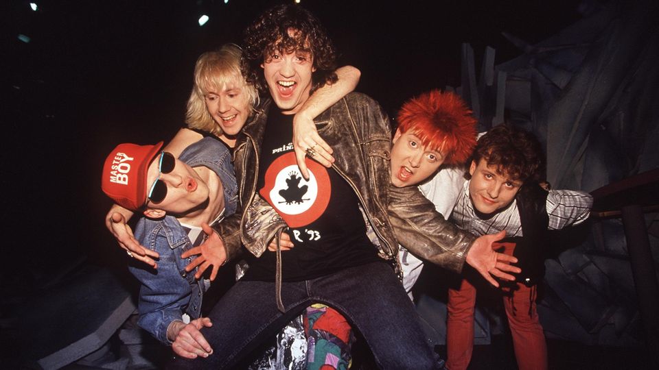 Tobias Künzel (2.v.l.) mit den "Prinzen" im Jahr 1993: Fünf Männer, die eng beinander stehen, lachen und scherzen Tobias Künzel (2.v.l.) mit den "Prinzen" im Jahr 1993: Fünf Männer, die eng beinander stehen, lachen und scherzen