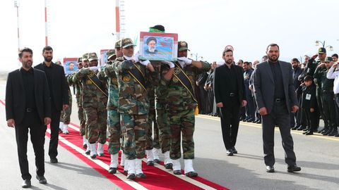 Soldaten tragen den Sarg des iranischen Präsidenten Raisi – er war bei einem Hubschrauberabsturz zu Tode gekommen