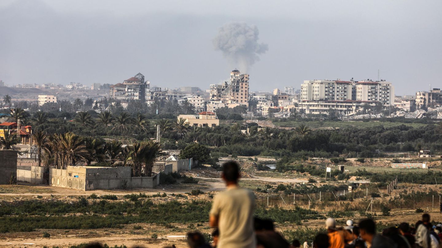 Rauch steigt auf nach einem israelischen Luftangriff in Gaza-Stadt