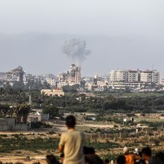 Rauch steigt auf nach einem israelischen Luftangriff in Gaza-Stadt