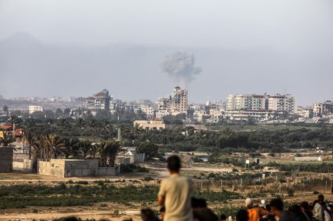 Rauch steigt auf nach einem israelischen Luftangriff in Gaza-Stadt