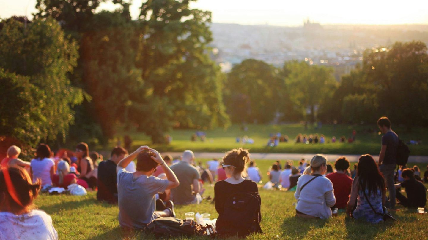 Erholung im Park: Städter entspannen im Park – oder? Städter entspannen im Park – oder?