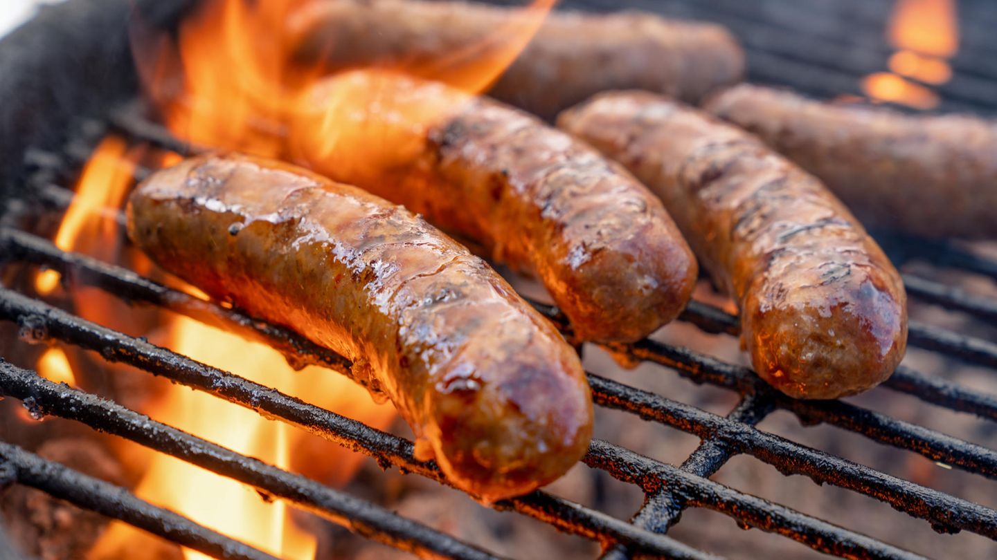 Würste auf dem Grill: Ökotest hat vegane Grillwürste getestet