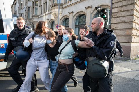 Polizisten räumen das HU-Gebäude in Berlin: "Wir sind mit unserer Duldung an eine Grenze gegangen"