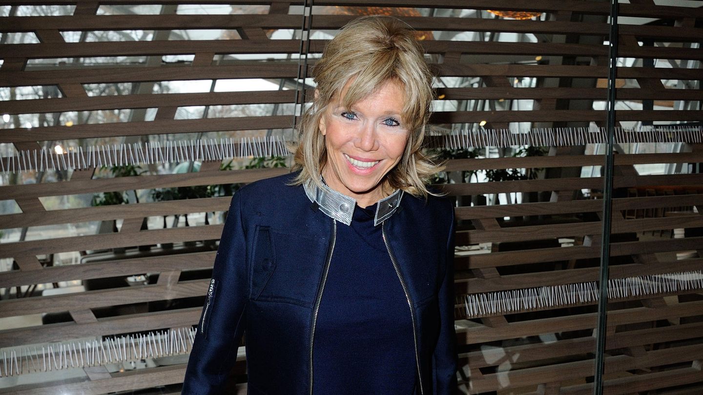 Brigitte Macron in einer dunkelblauen Jacke