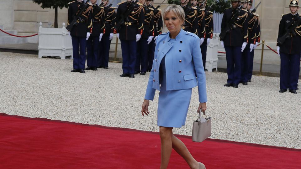 Brigitte Macron im hellblauen Kostüm