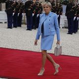 Brigitte Macron im hellblauen Kostüm