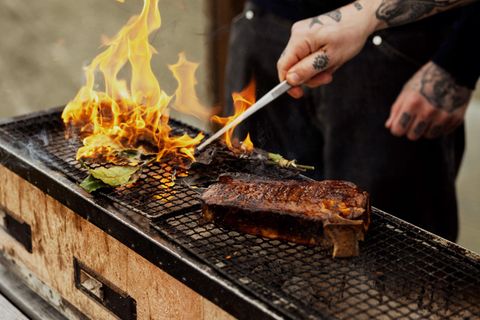 Grill mit Fleisch