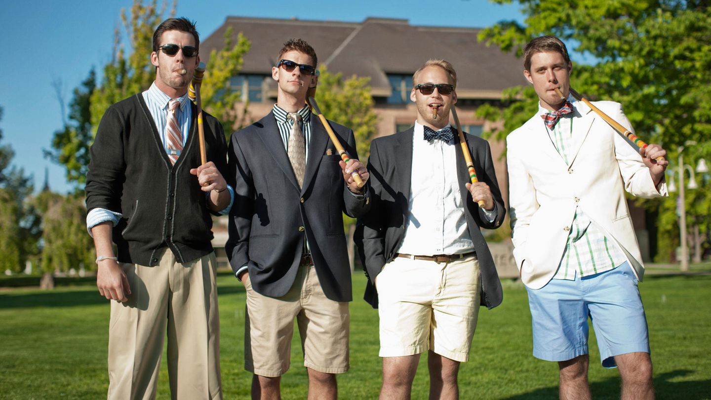 Ralph-Lauren-Pullover um die Schultern und Gucci-Sonnenbrille auf der Nase: Die feiernde Partygesellschaft auf Sylt Männer auf Sylt