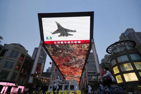 Kampfflugzeuge auf Bildschirm in Peking
