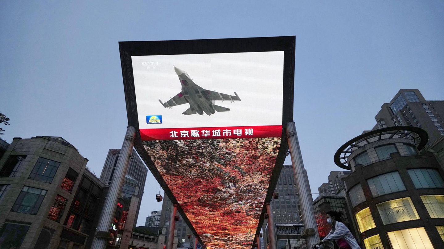 China sends 62 fighter jets to Taiwan