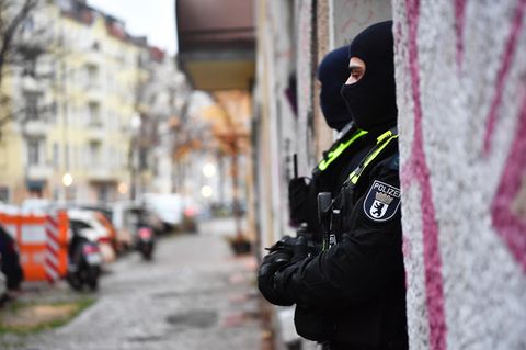 Polizeibeamte bei einer Razzia