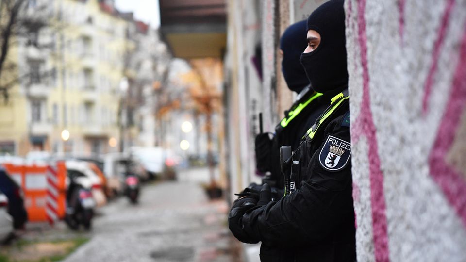 Polizeibeamte bei einer Razzia