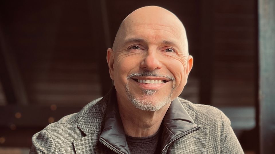 Steffen Quasebarth (53) has been presenting the most important TV news program in Thuringia for more than three decades: the "Thüringen Journal" on MDR. The trained hairdresser came to television as a career changer in 1991 - and stayed. 