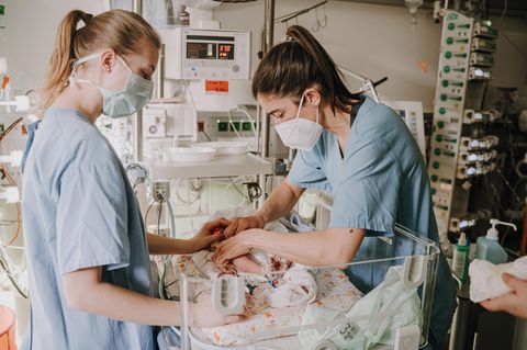 Kindermedizin: Zwei Pflegerinnen auf Station 67 kümmern sich um ein Baby