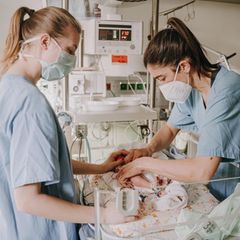 Kindermedizin: Zwei Pflegerinnen auf Station 67 kümmern sich um ein Baby