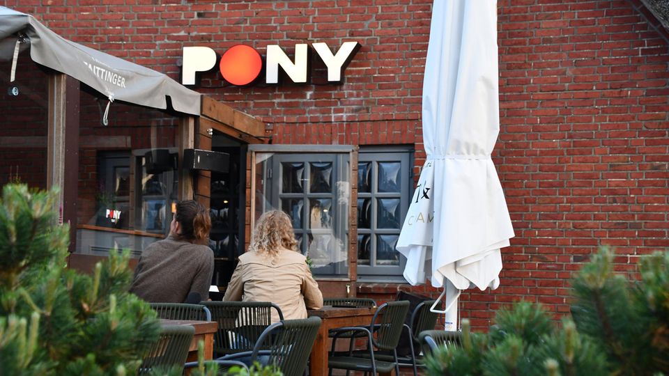 Zwei Frauen sitzen auf der Terrasse des Club "Pony" in Kampen, der wegen Nazi-Parolen in die Schlagzeilen geriet