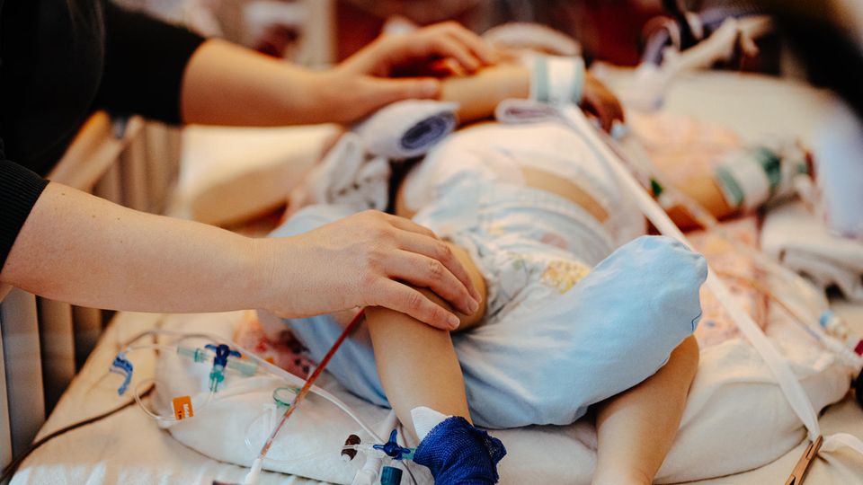 Eines kleines Kind wird intensivmedizinisch behandelt
