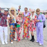 Hoch die Tassen! Diese drei befreundete Pärchen sind aus Wedemark bei Hannover in die Hansestadt gereist, um bei Sonne, Bier und Schlagermusik einen ausgelassenen Nachmittag zu verbringen. Zu diesem Anlass haben sich die Damen und Herren in bunte Kostüme gekleidet