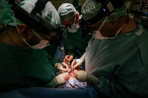 Kinderherzchirurgen bei einer Operation an der MHH