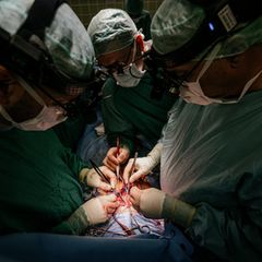 Kinderherzchirurgen bei einer Operation an der MHH