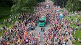 Die Karawane zieht weiter: Truck an Truck bahnt sich vom Heiliggeistfeld seinen Weg zu den Landungsbrücken. Von dort aus geht es weiter entlang der Hafenstraße, über die Reeperbahn und wieder zurück bis zum Heiliggeistfeld. Die 50 Trucks brauchen mehrere Stunden, um die rund drei Kilometer lange Strecke zu absolvieren
