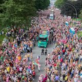 Die Karawane zieht weiter: Truck an Truck bahnt sich vom Heiliggeistfeld seinen Weg zu den Landungsbrücken. Von dort aus geht es weiter entlang der Hafenstraße, über die Reeperbahn und wieder zurück bis zum Heiliggeistfeld. Die 50 Trucks brauchen mehrere Stunden, um die rund drei Kilometer lange Strecke zu absolvieren