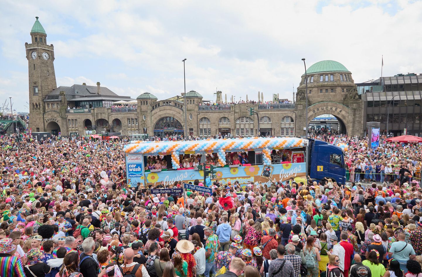 An den Landungsbrücken hatten die Trucks sichtlich Mühe, ihren Weg durch die Menschenmenge zu bahnen. Obwohl rund eine halbe Million Fans erwartet wurden, blieb es friedlich