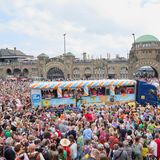 An den Landungsbrücken hatten die Trucks sichtlich Mühe, ihren Weg durch die Menschenmenge zu bahnen. Obwohl rund eine halbe Million Fans erwartet wurden, blieb es friedlich