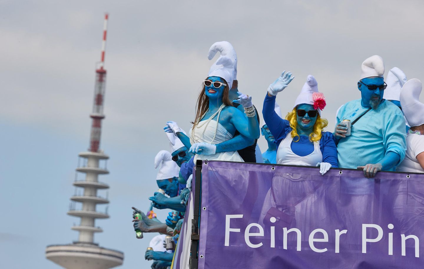 Sag mal, von wo kommt ihr denn her? Diese als Schlümpfe verkleideten Teilnehmer nehmen auf einem Truck am Schlagermove teil