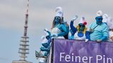 Sag mal, von wo kommt ihr denn her? Diese als Schlümpfe verkleideten Teilnehmer nehmen auf einem Truck am Schlagermove teil