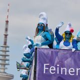 Sag mal, von wo kommt ihr denn her? Diese als Schlümpfe verkleideten Teilnehmer nehmen auf einem Truck am Schlagermove teil