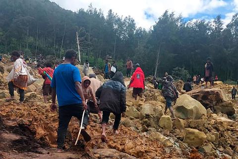 Menschen klettern über den Erdrutsch in Papua Neuguinea