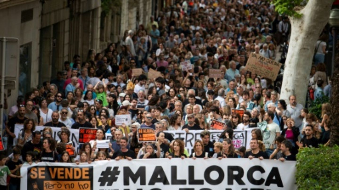 Tausende protestieren auf Mallorca gegen übermäßigen Tourismus