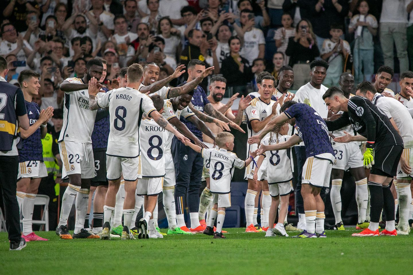 Seine Mannschaftskameraden bildeten ein Spalier. Auch Kroos' Kinder marschierten hindurch