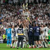 Anschließend warfen ihn seine Mitspieler in die Luft. Verdiente Ehrung für einen der erfolgreichsten Fußballer aller Zeiten