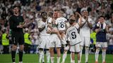 Kroos hat seinen jüngsten Sohn Fin und Tochter Amelie auf dem Arm, neben ihm winkt der ältestes Sohn Leon den Zuschauern zu. Alle drei Kinder tragen das Shirt von Real Madrid mit der Nummer 8 - es ist das Trikot, in dem ihr Vater zehn Jahre lang für den Verein gespielt hat