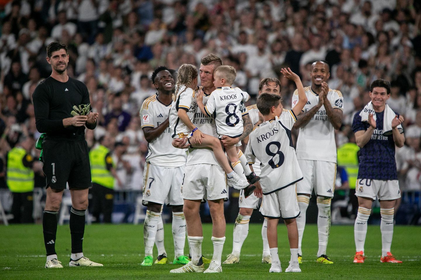 Deutscher Nationalspieler: Kroos hat seinen jüngsten Sohn Fin und Tochter Amelie auf dem Arm, neben ihm winkt der ältestes Sohn Leon den Zuschauern zu. Alle drei Kinder tragen das Shirt von Real Madrid mit der Nummer 8 - es ist das Trikot, in dem ihr Vater zehn Jahre lang für den Verein gespielt hat Kroos hat seinen jüngsten Sohn Fin und Tochter Amelie auf dem Arm, neben ihm winkt der ältestes Sohn Leon den Zuschauern zu. Alle drei Kinder tragen das Shirt von Real Madrid mit der Nummer 8 - es ist das Trikot, in dem ihr Vater zehn Jahre lang für den Verein gespielt hat