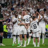 Kroos hat seinen jüngsten Sohn Fin und Tochter Amelie auf dem Arm, neben ihm winkt der ältestes Sohn Leon den Zuschauern zu. Alle drei Kinder tragen das Shirt von Real Madrid mit der Nummer 8 - es ist das Trikot, in dem ihr Vater zehn Jahre lang für den Verein gespielt hat