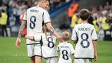 Nach dem Abpfiff nahm Toni Kroos seine drei Kinder mit auf die Ehrenrunde
