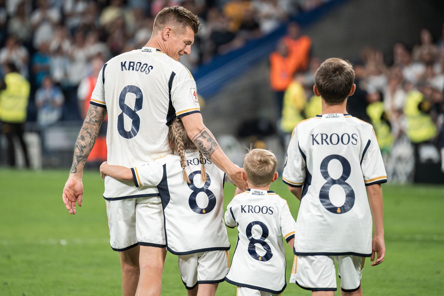 Nach dem Abpfiff nahm Toni Kroos seine drei Kinder mit auf die Ehrenrunde